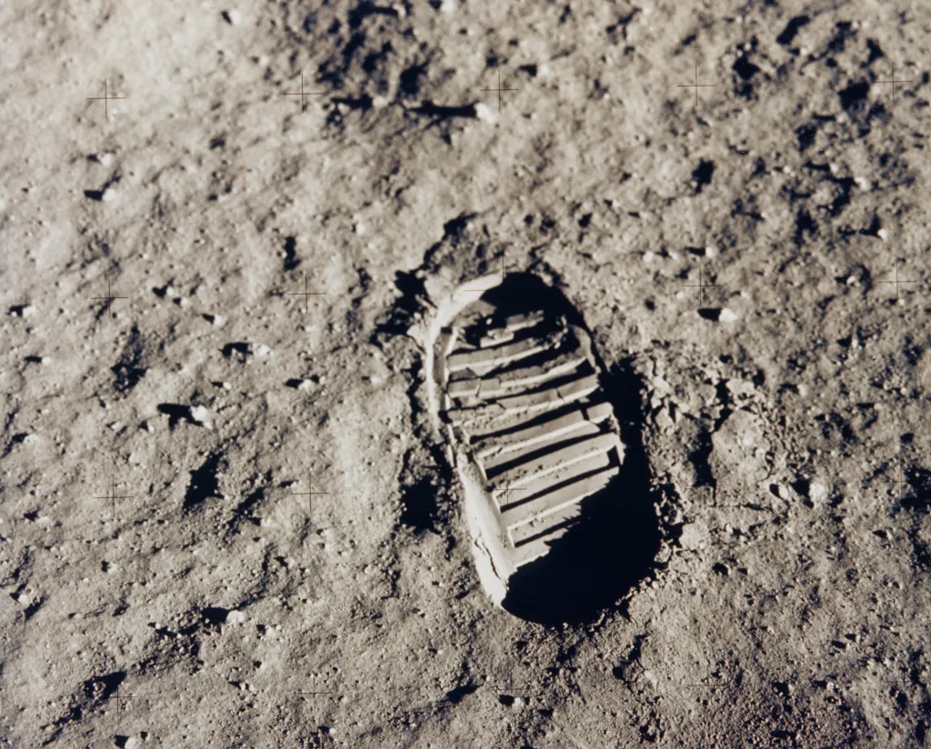 Asi nejznámější fotka z povrchu měsíce je otisk obuvi astronauta v měsíčním prachu. Kopie tohoto otisku je možné najít i v Česku, a to na Štefánikově hvězdárně na pražském Petříně