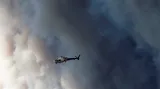 Helikoptéra nad hořící Albertou