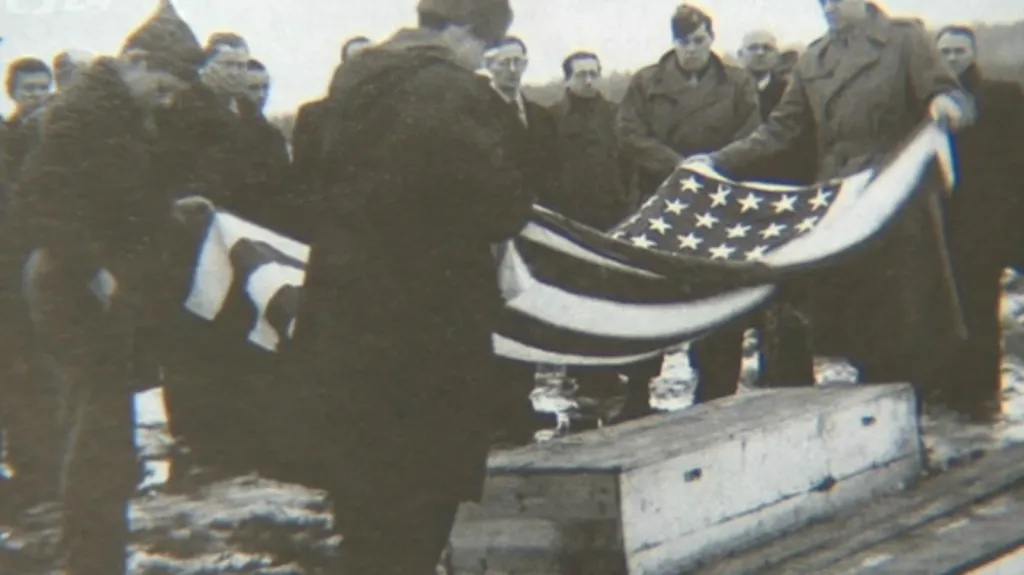 Vyzvednutí ostatků popravených amerických letců
