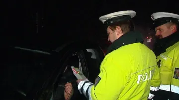 Policisté kontrolují řidiče