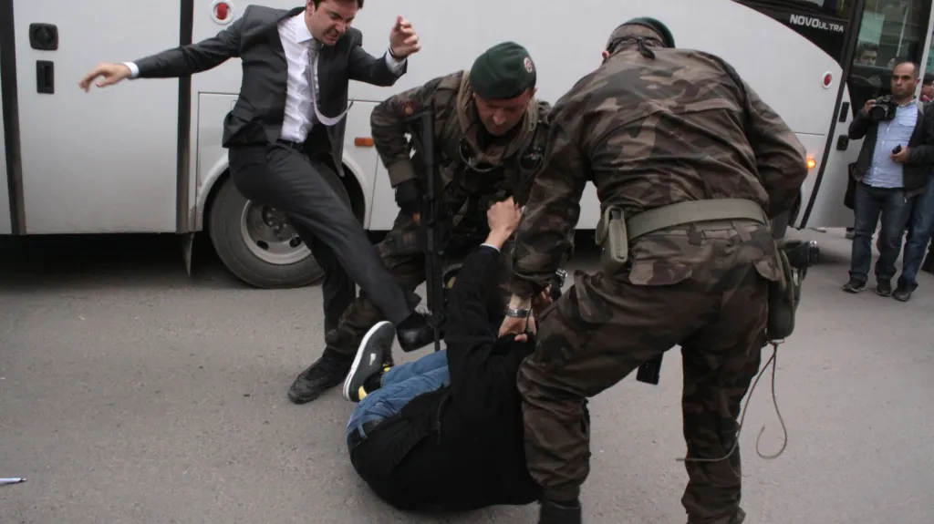 Yusuf Yerkel kope do demonstranta