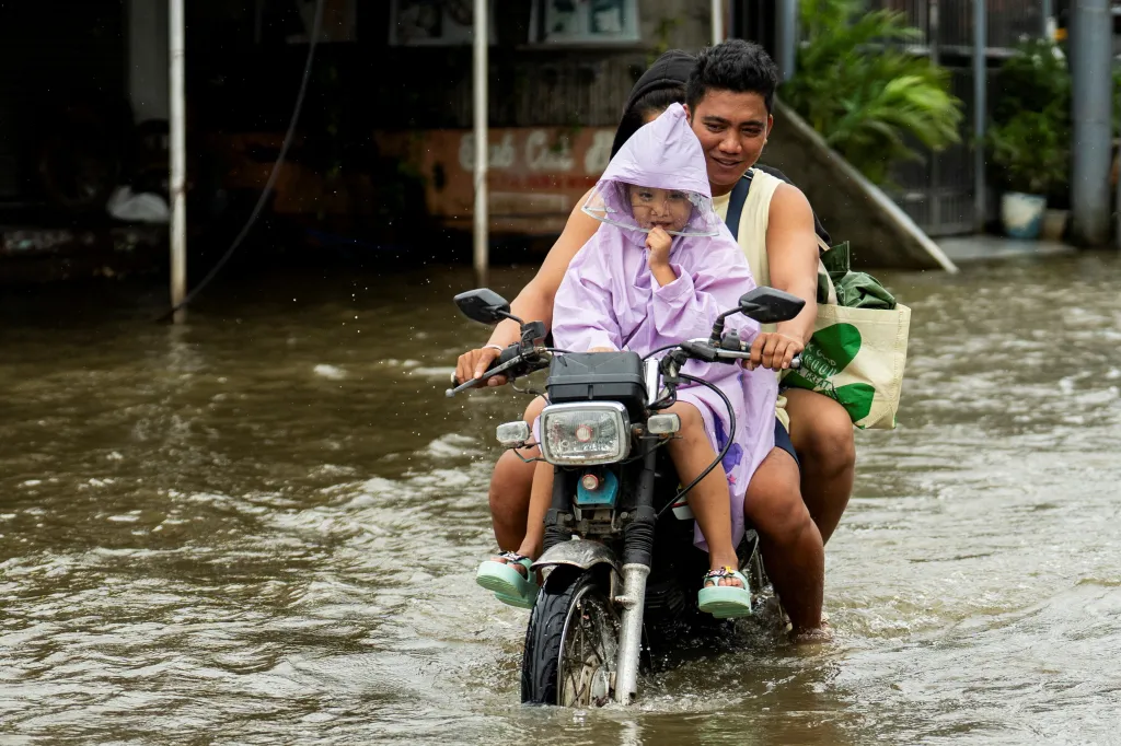 Zaplavená ulice ve filipínské provincii Pampanga