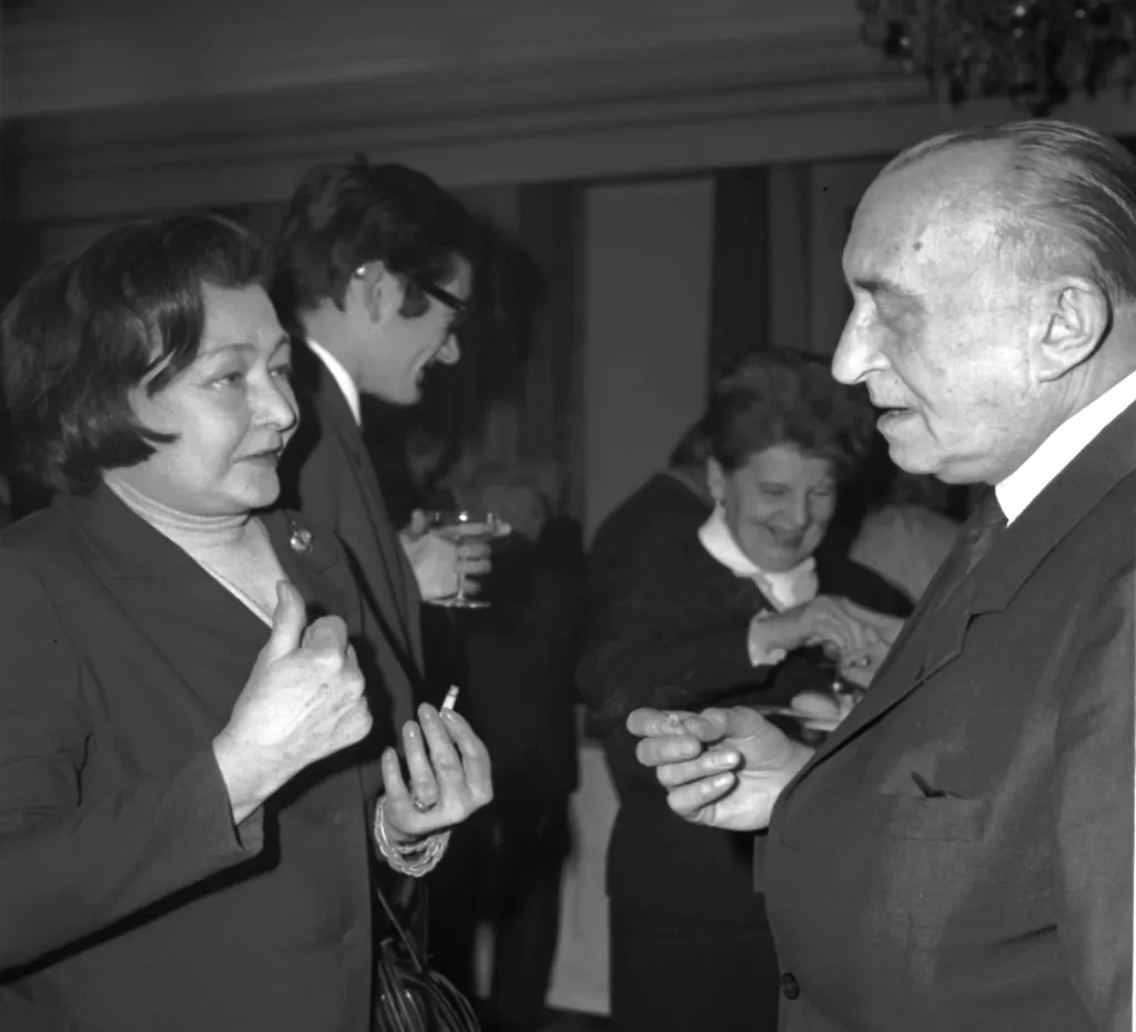 Do roku 1963 se na jeho prknech vystřídala řada známých herců k nimž patřili Miloš Kopecký, Jiřina Jirásková, Karel Fiala, Miroslav Horníček nebo Oldřich Nový (na fotografii), který se stal i ředitelem divadla
