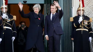 Francouzský prezident Emmanuel Macron se vítá s britskou premiérkou Theresou Mayovou
