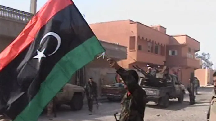 Libyjci oslavují  smrt Kaddáfího