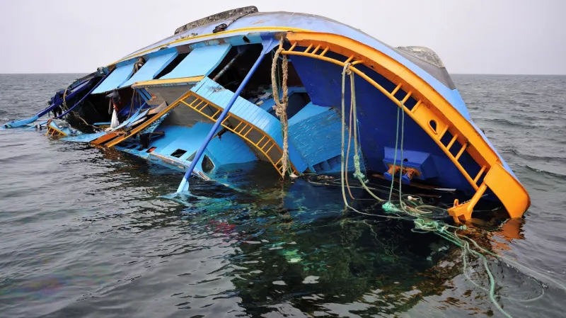 Převrácená loď převážející uprchlíky