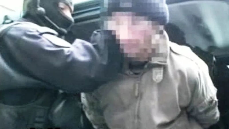 Polská policie zatýká jednoho ze zlodějů nápisu Arbeit macht frei