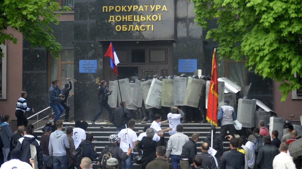 Útok separatistů na prokuraturu v Doněcku
