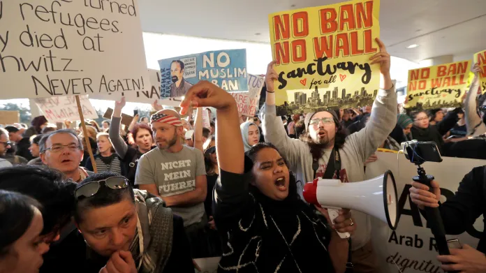 Protesty proti nové Trumpově imigrační politice na letišti v San Franciscu
