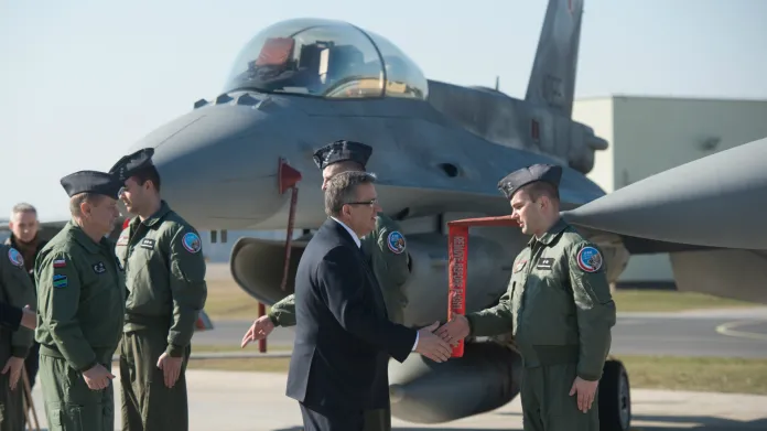 Polský prezident Komorowski vítá piloty amerických stíhaček