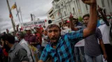 Minulý předseda vlády Mahinda Radžapaksa musel kvůli hospodářské krizi rezignovat, recese však stále pokračuje. Tisíce lidí vyšly na protest proti současné situaci do ulic