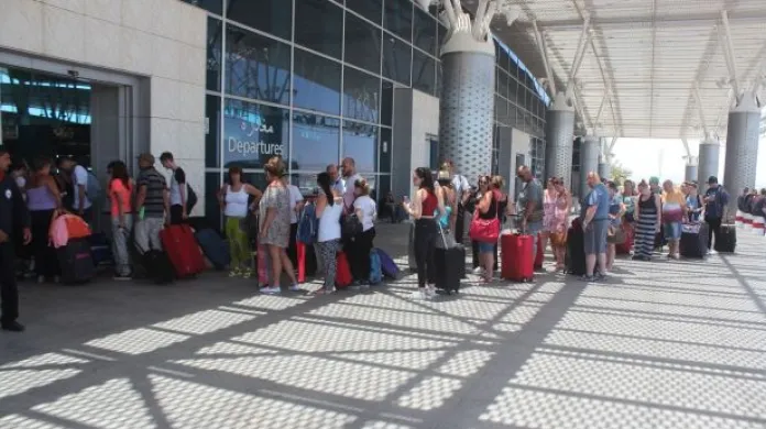 Turisté opouštějí Tunisko, Češi zůstávají