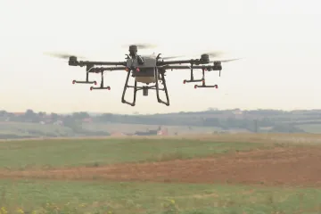 Autonomní traktor i dron. Zemědělcům pomáhají moderní technologie