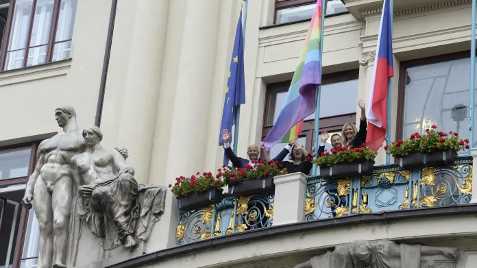 Pražský magistrát vyvěsil duhovou vlajku