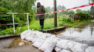 Hasiči pomáhali lidem v Tutlekách na Rychnovsku odstraňovat 19. června následky lokální povodně