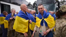 Ukrajinští vojáci vrácení Ruskem při velké výměně zajatců
