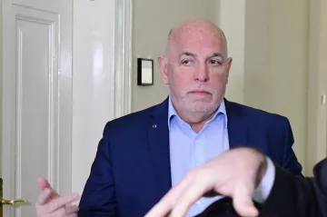 Policie prověří, z jakých peněz se platí právní služby pro Zemana ve sporu se Šarapatkou