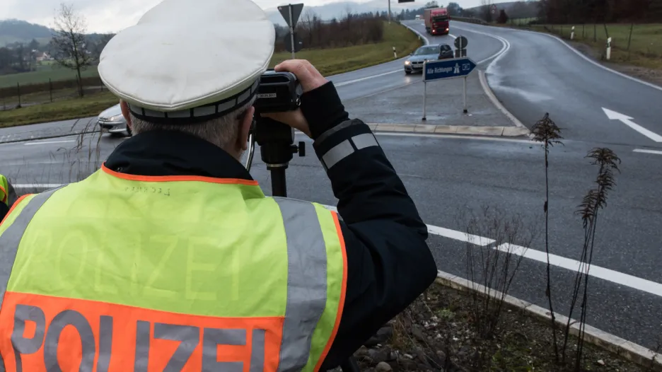 Německá policie měří rychlost