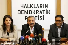 Turecko zatklo dalších devět členů prokurdské strany 