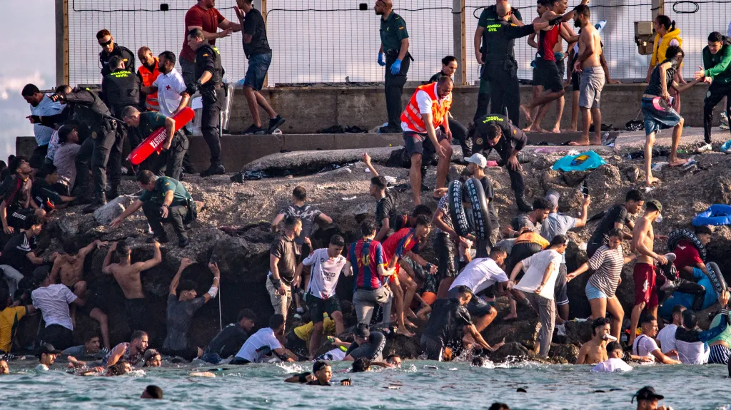 Migranti se pokouší překročit hranice z Maroka do španělské enklávy Ceuta v Africe, 30. července 2026