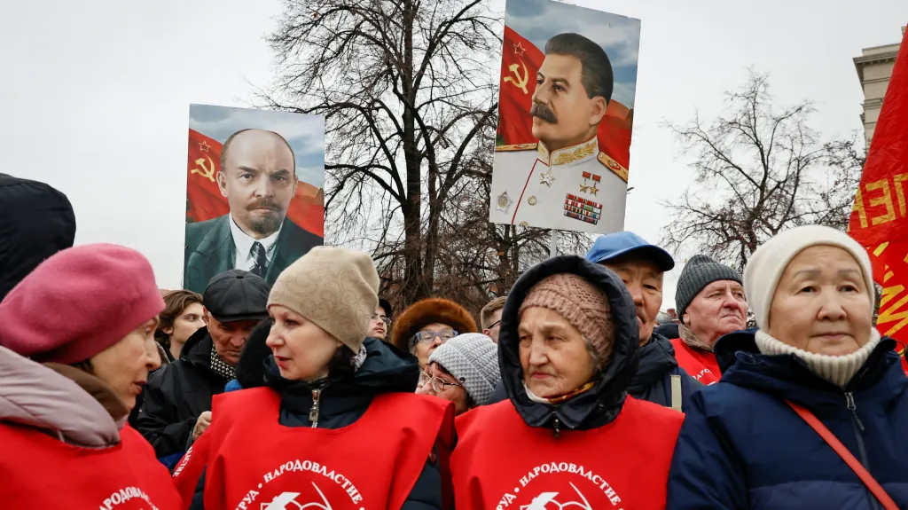 Příznivci Komunistické strany Ruské federace na snímku z listopadu 2024