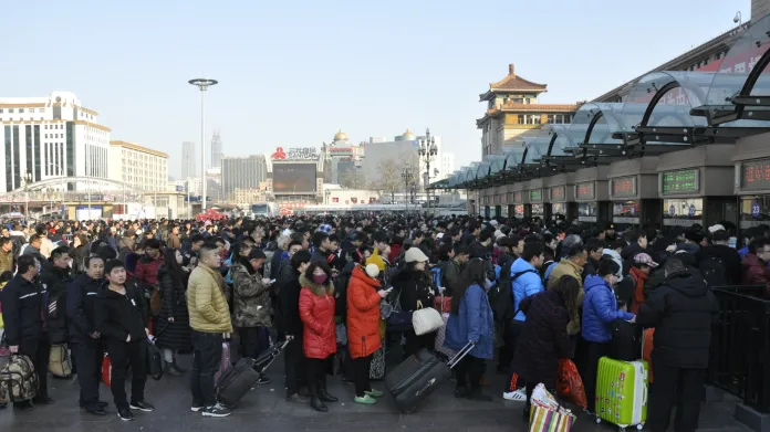 Lidé v Pekingu se chtějí dostat na vlak, aby se na oslavy příchodu nového roku dostali domů