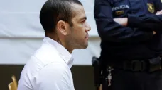 Brazilský fotbalista Dani Alves u soudu v Barceloně