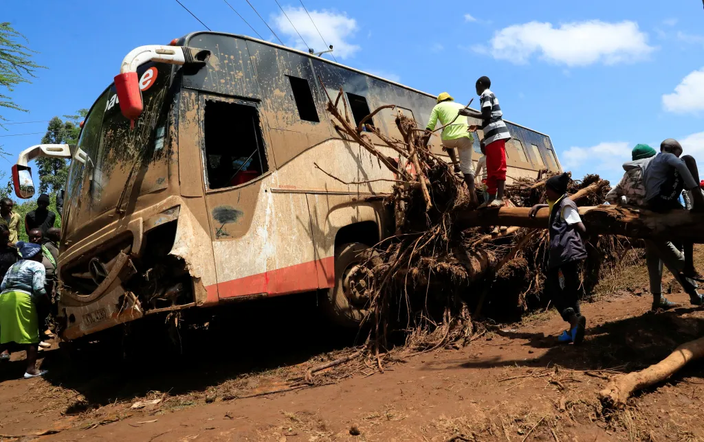 Pohled na poškozený osobní autobus, který uvázl na spadlém stromě