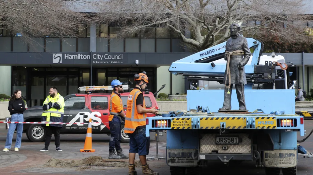 Bronzová socha britského kapitána Hamiltona zmizela z náměstí v centrálním Hamiltonu