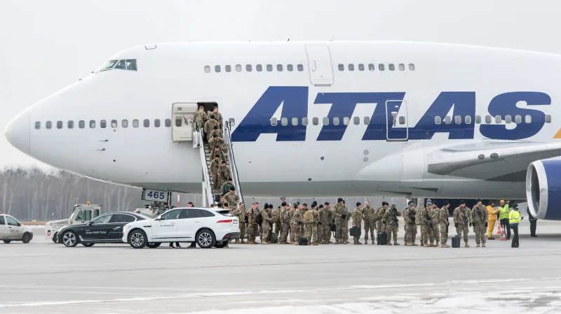 Američtí vojáci po přistání ve Vratislavi