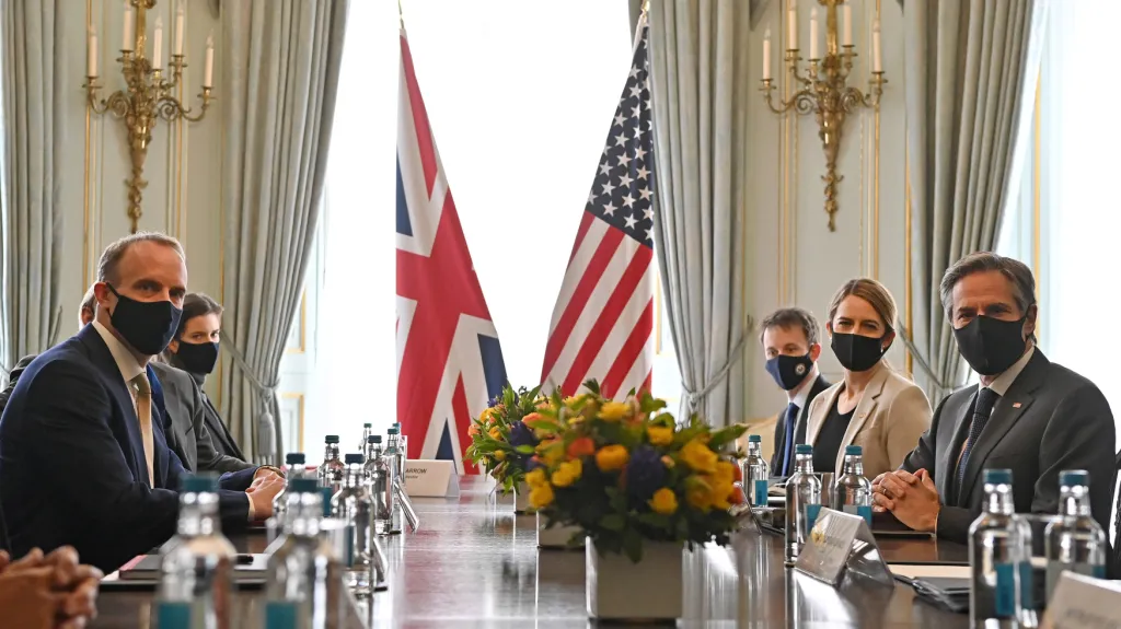 Britský ministr zahraničí Dominic Raab (vlevo) a jeho americký protějšek Antony Blinken (naproti němu)