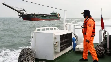 Čínská bagrovací loď u Ma-cu z paluby tchajwanské pobřežní stráže