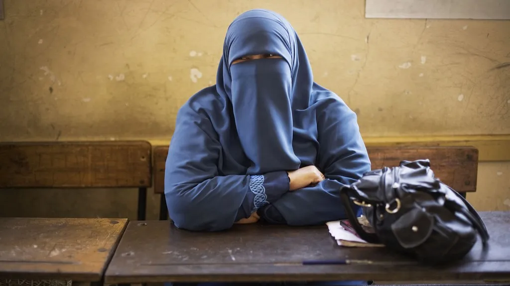Egyptská pracovnice ve volební místnosti