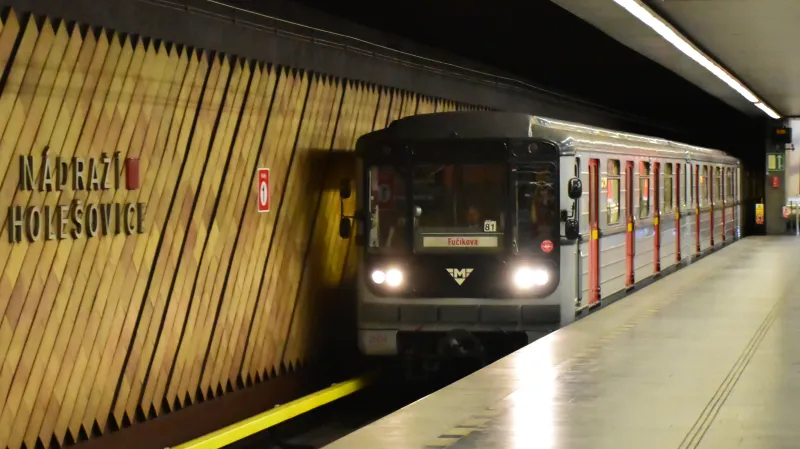 Metro 81-71 při historické jízdě