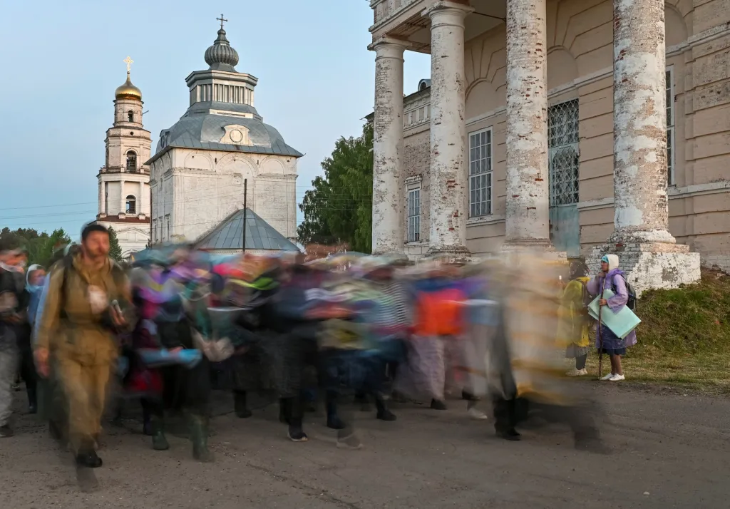 Tisíce pravoslavných věřících se vydalo v ruské Kirovské oblasti na pouť, která oslavuje svatého Mikuláše