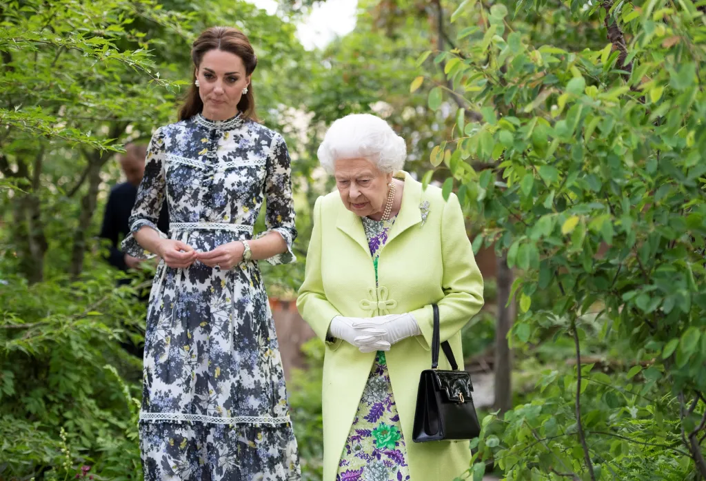 Květinové oslavy si britská královská rodina velmi oblíbila , konají se totiž na pozemcích královské nemocnice v Chelsea.