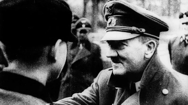 Jedna z posledních fotografií Adolfa Hitlera. Führer se před obléhaným kancléřstvím setkává s členy Hitlerjugend (25. dubna 1945)