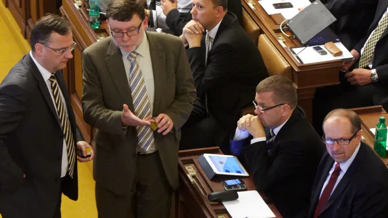 Petr Nečas ve sněmovně s rebelujícími poslanci