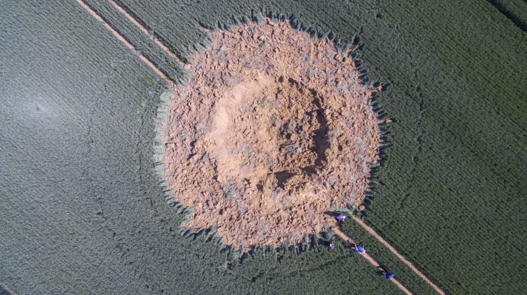 Kráter po vybuchlé munici v Německu
