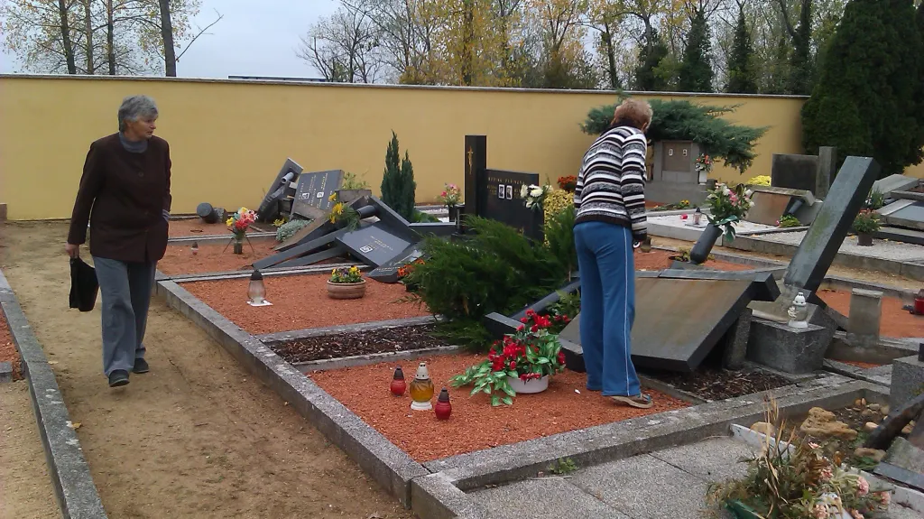 Zničené náhrobky na hřbitově ve Vranovicích