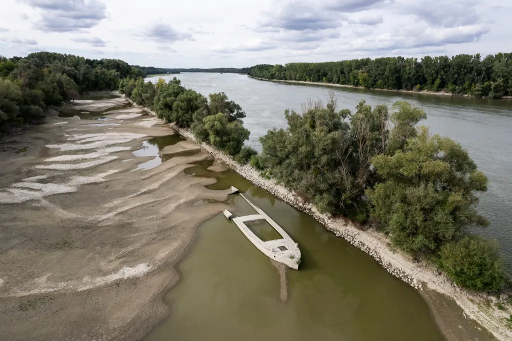 Sucho v Evropě odhalilo vraky nacistických lodí v Dunaji