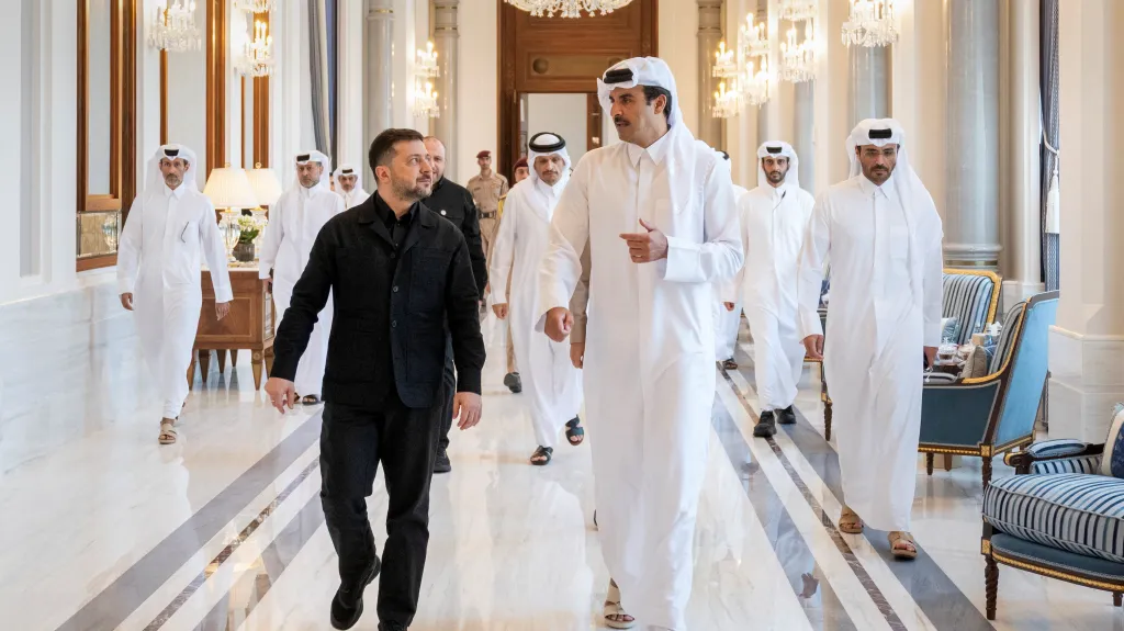 Ukrajinský prezident Volodymyr Zelenskyj s katarským emírem Tamímem bin Hamadem Sáním v Dauhá (28. března 2026)