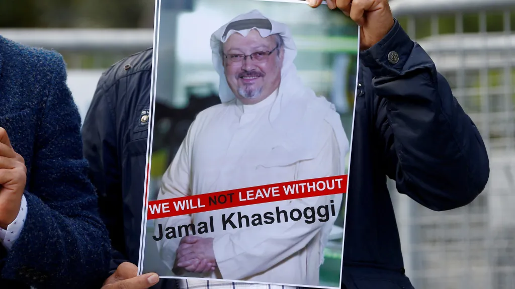 Demonstrant drží Chášakdžího portrét během protestu před saúdským konzulátem v Istanbulu