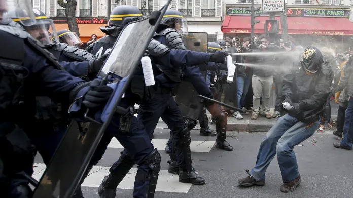 Zásah proti demonstrantům v Paříži, kteří začali na policii házet lahve