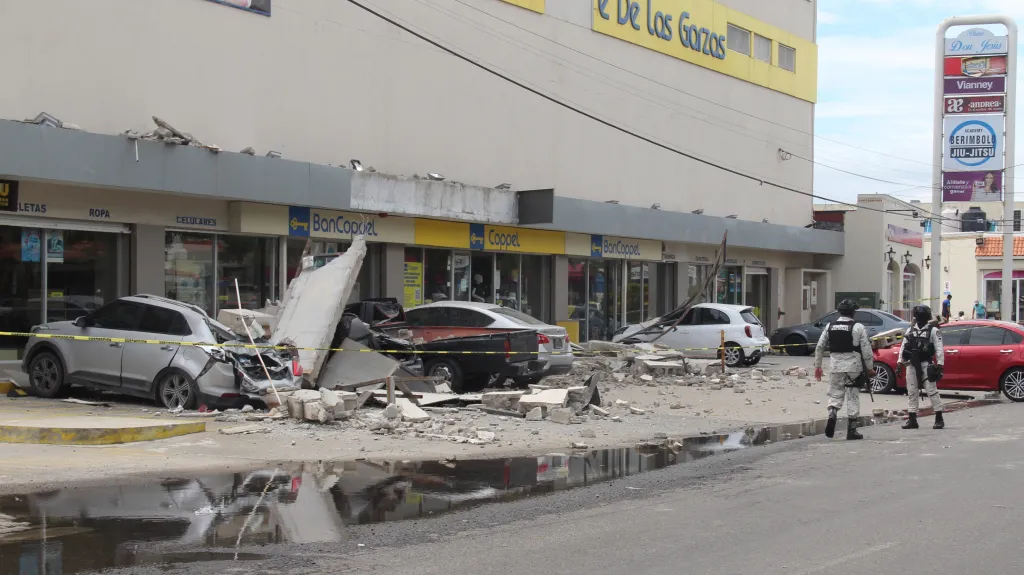 Silné zemětřesení poškodilo fasádu mexického obchodního domu