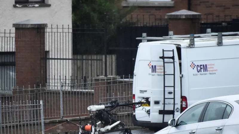 Robot provádí cílenou explozi výbušniny uložené v autě