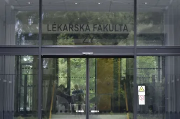 Lékařská fakulta Ostravské univerzity zůstává bez akreditace. Letos nebude přijímat nové studenty