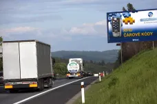 Zákaz billboardů kolem dálnic platí. Ústavní soud senátorské stížnosti nevyhověl