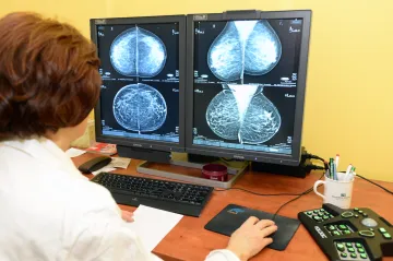 Začala se testovat první vakcína proti rakovině prsu. Mohla by působit na nejnebezpečnější typ