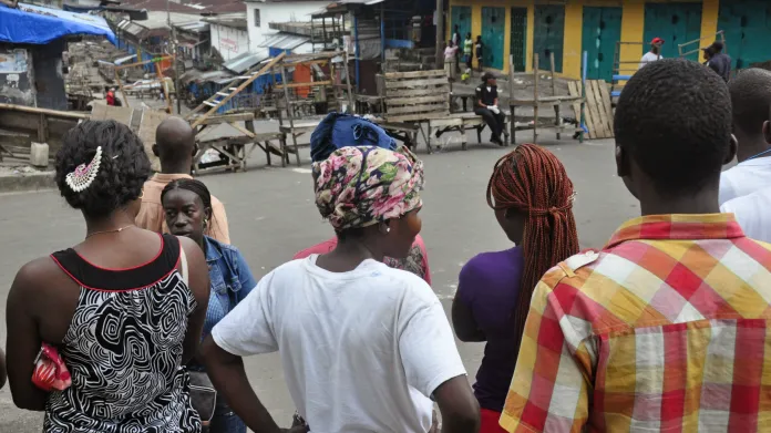 Obyvatelé chudinské čtvrti v Monrovii